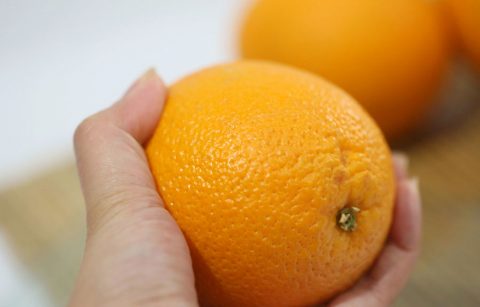 Chọn trái cam vỏ mỏng để có nhiều nước