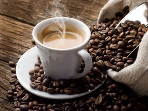 Cafein tương tác với một nội tiết tố chủ đạo trong cơ thể có tên là cortisol – giúp điều hòa đồng hồ sinh học và làm tăng sự tỉnh táo